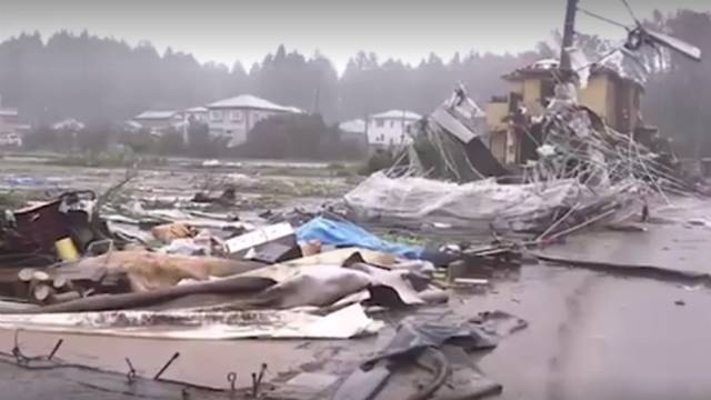 Видео: разрушительный тайфун "Хагибис" нанес удар по японскому городу