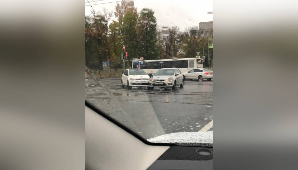 Небольшая авария затруднила трамвайное движение на Стачек