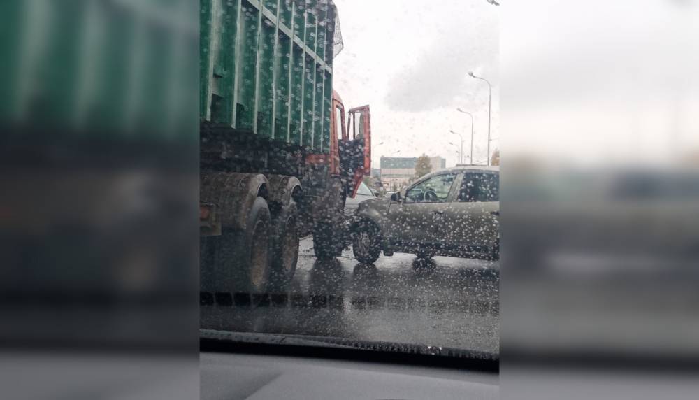 ДТП с грузовиком в Невском районе собрало пробку