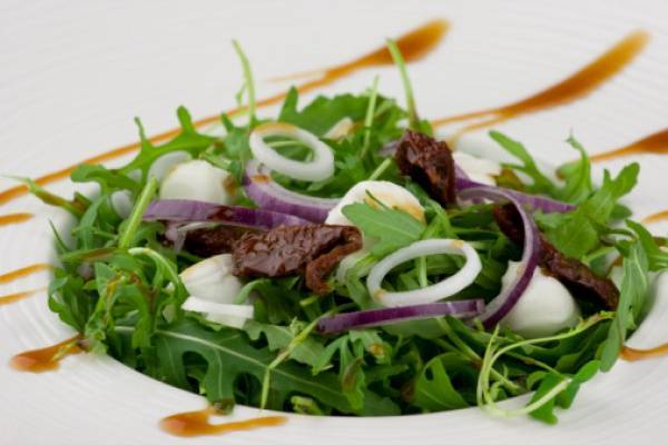 Салат с зеленью, моцареллой и грецкими орехами