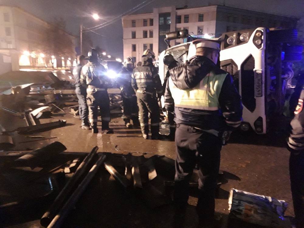 Очевидцы: в Петербурге перевернулся мусоропровоз, пострадал пассажир