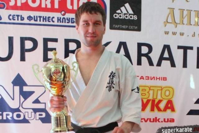 Трое мужчин напали на чемпиона мира по каратэ в метро в Екатеринбурге