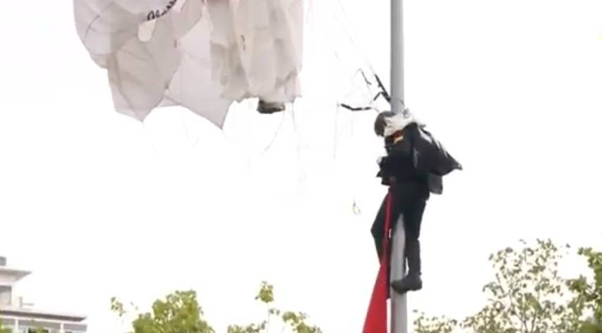 Опубликовано видео, как парашютист повис на столбе во время военного парада в Испании
