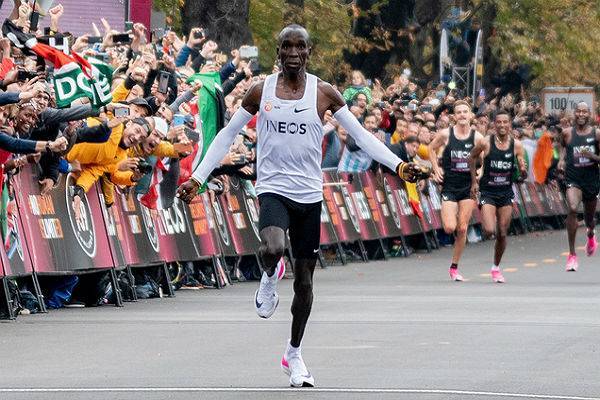Кенийский бегун впервые в истории пробежал марафон менее, чем за два часа