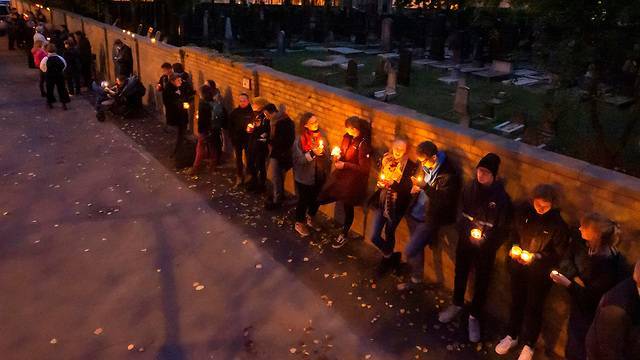 "Есть надежда": жители Галле выстроились в живую цепочку в память о жертвах теракта