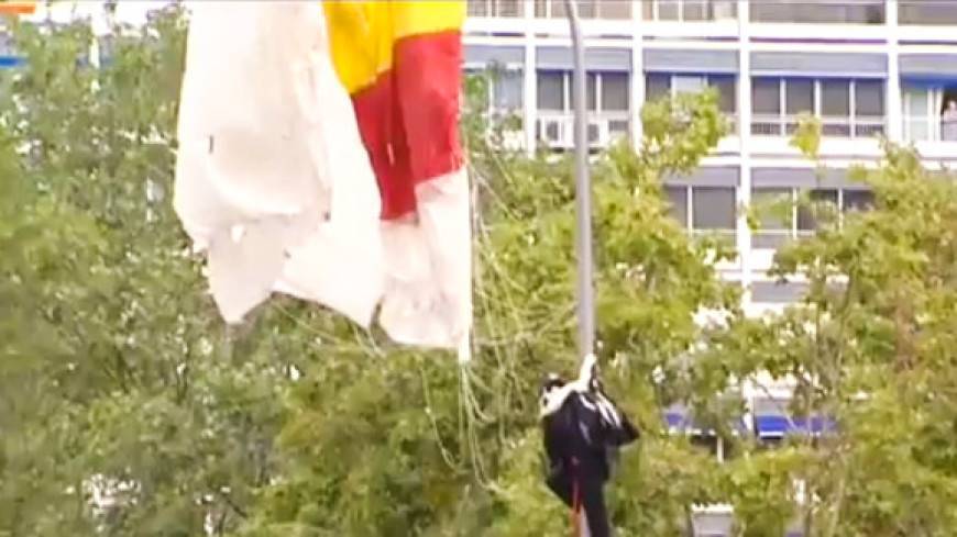Парашютист в Мадриде повис на столбе на глазах у короля