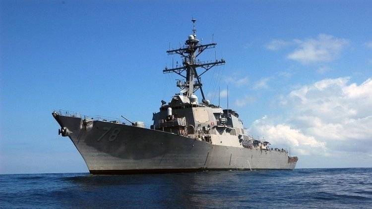 Военные корабли РФ взяли на контроль эсминец США в Черном море