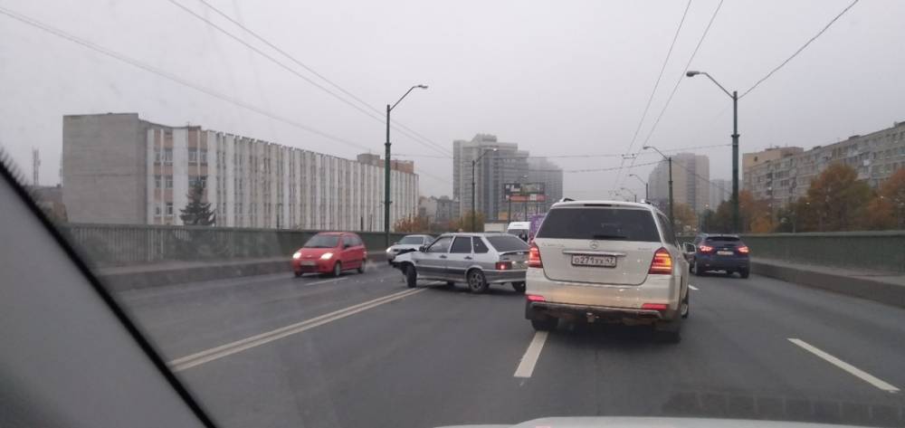Маршрутка оставила легковое авто без бампера на Невском путепроводе