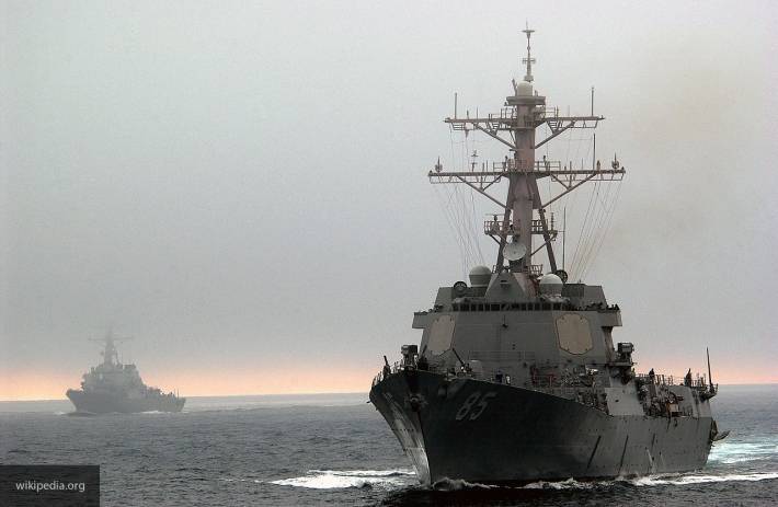 Российские военные корабли взяли под контроль в Черном море эскадренный миноносец США