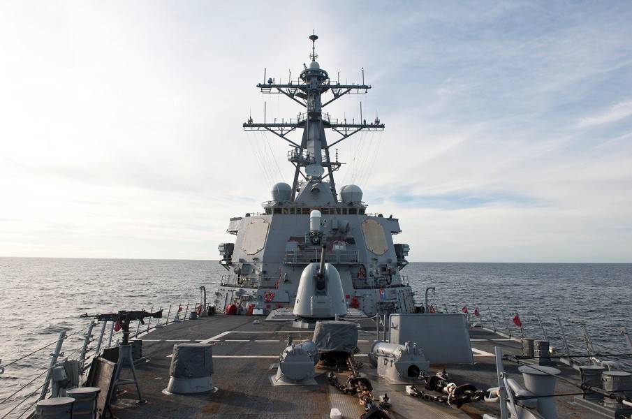 Российские военные сообщили о наблюдении за эсминцем США в Черном море