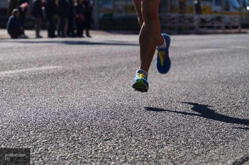 Бегун из Кении стал первым человеком, пробежавшим марафон быстрее чем за два часа