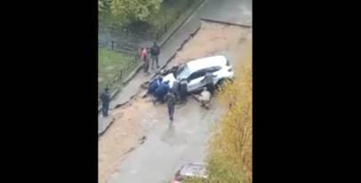 Видео: водитель припарковал авто каршеринга в яме в Петербурге