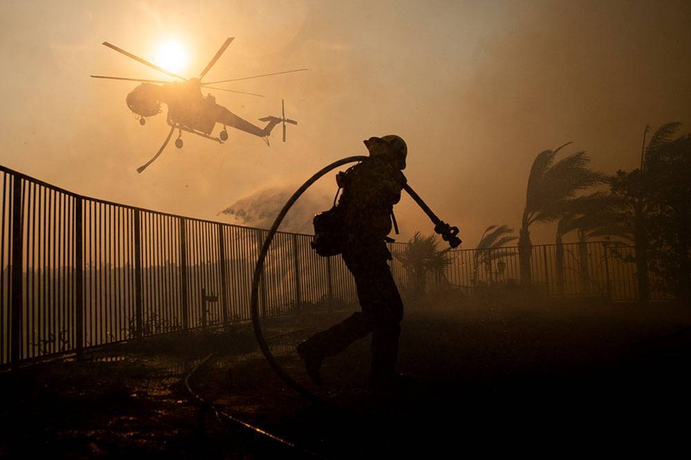 В Калифорнии почти 100 тысяч человек эвакуировали из-за природного пожара