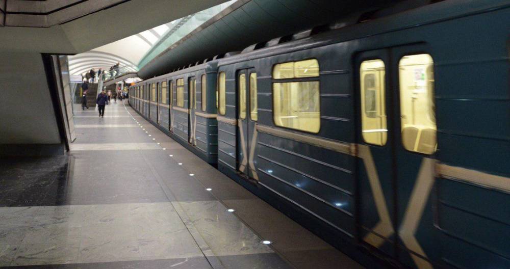 Полиция проводит проверку после падения мужчины в метро