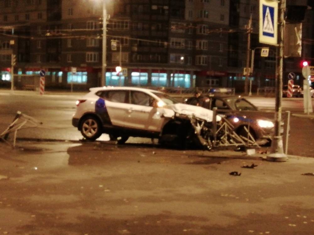 «Незаметный» забор пробил каршеринговую машину на Подвойского и Солидарности