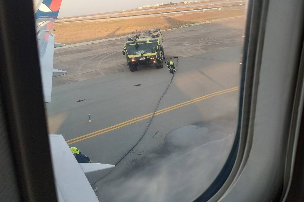 Видео: пожарные тушили двигатель самолета из Петербурга