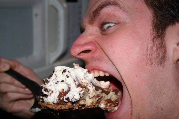 Житель Сосногорска украл 11 просроченных тортов, но успел съесть только два