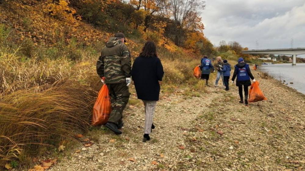 Единороссы вынесли с набережной реки Великой в Пскове 10 мешков мусора