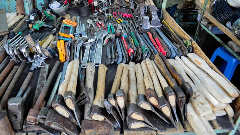 В деревне Ладога злоумышленник украл у мужчины строительные инструменты и личные вещи