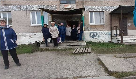 На Урале власти угрожают забрать детей у жильцов аварийного дома, которых не могут расселить