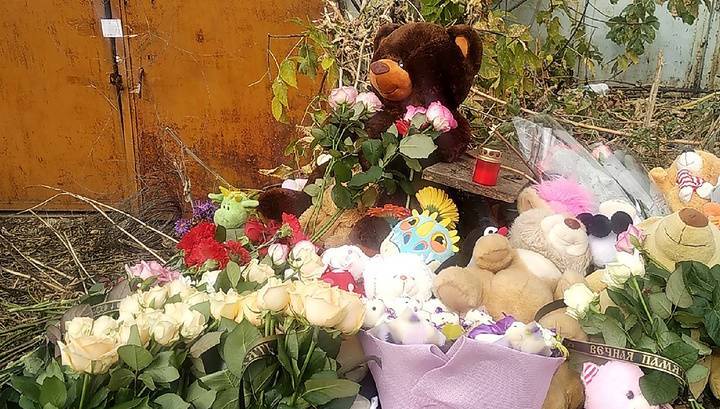 Игрушки и цветы: саратовцы прощаются с Лизой Киселевой