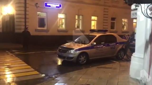 Видео: полиция работает на месте стрельбы в кафе у посольства Киргизии