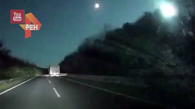 Видео: падающий метеорит озарил ночное небо в Китае