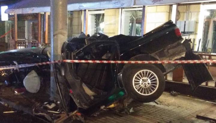 Двое погибших: в Белоруссии автомобиль BMW вылетел на тротуар