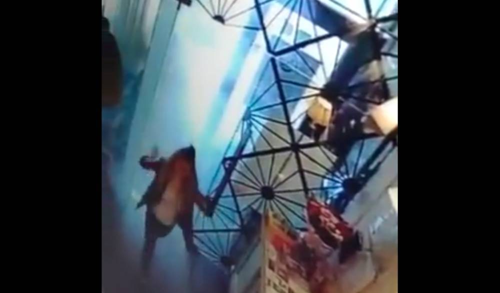 Видео: хулиган на велосипеде бросил в ресторан дымовую шашку