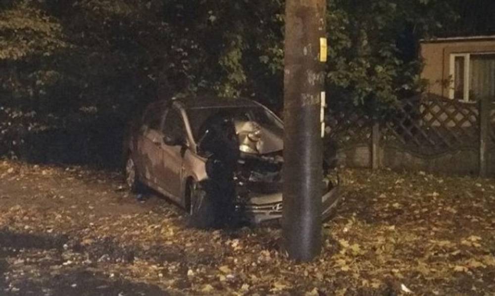Водитель иномарки врезался в световую опору в Калининграде и сбежал с места ДТП