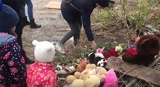 Жители Саратова несут цветы и игрушки к месту убийства школьницы