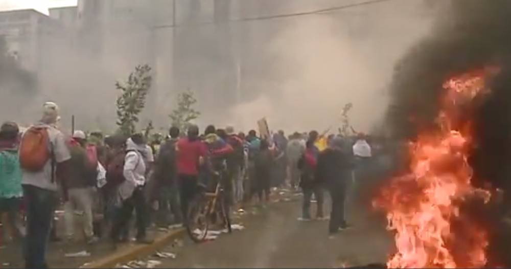 Видео: протестующие в Эквадоре подожгли здание правительства
