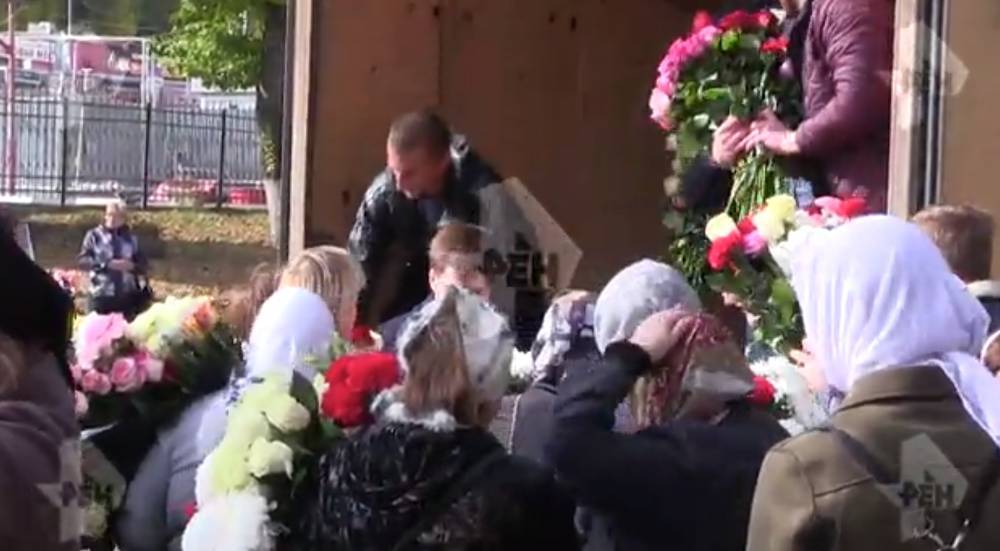 Видео: цветы на могилу убитой девочки пришлось везти "газелью"