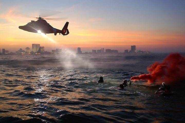 Пожилая женщина выпала из вертолета при эвакуации в Японии