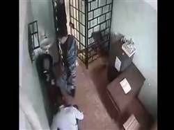 Опубликовано видео избиения заключенного начальником российской колонии