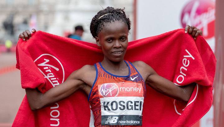 Кенийская бегунья установила мировой рекорд в марафоне