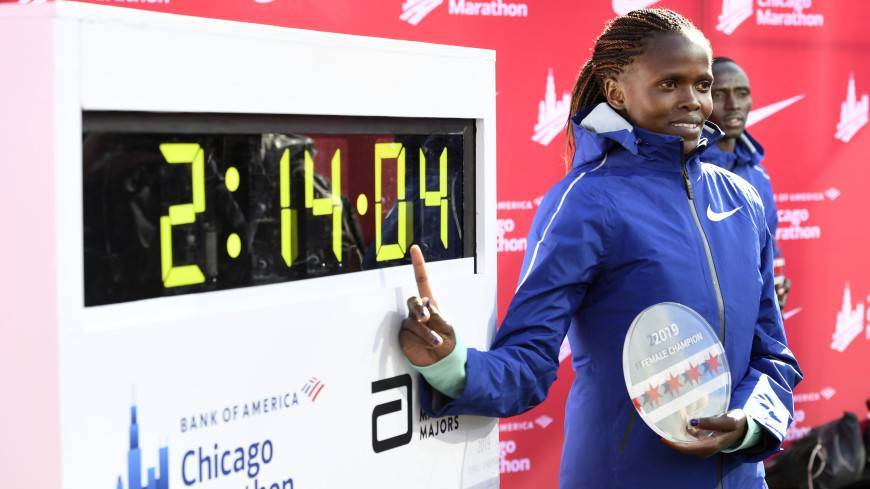 Кенийка Бриджид Косгей выиграла марафон в Чикаго с мировым рекордом