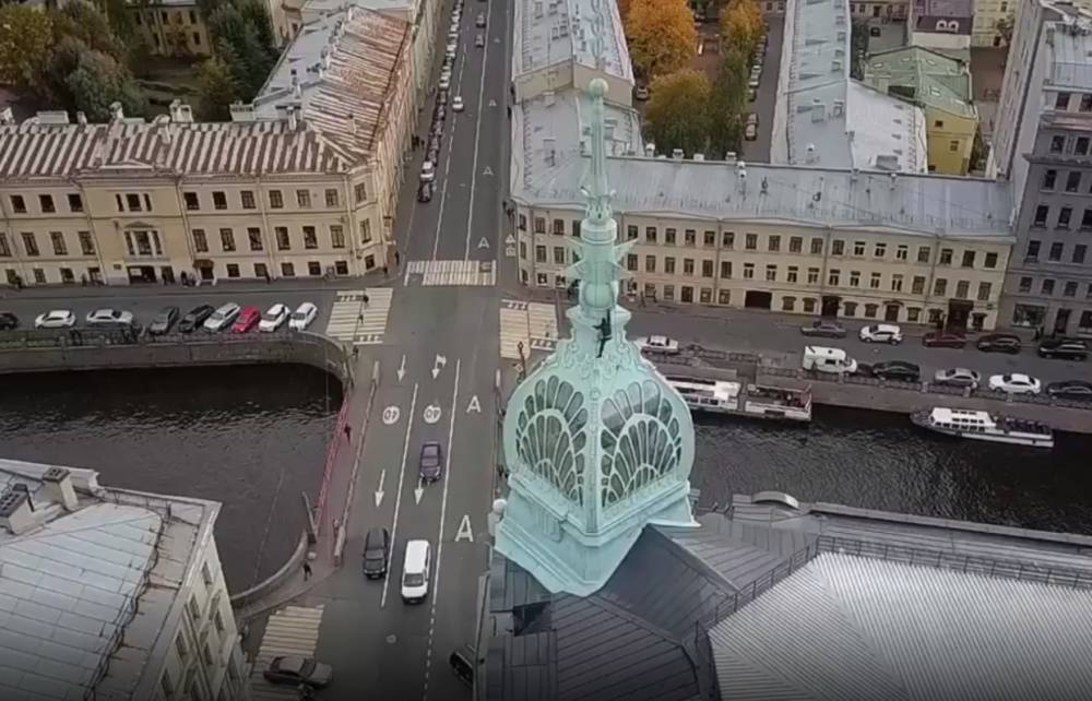 Петербургский экстремал без страховки взобрался на шпиль универмага Au Pont Rouge на Мойке