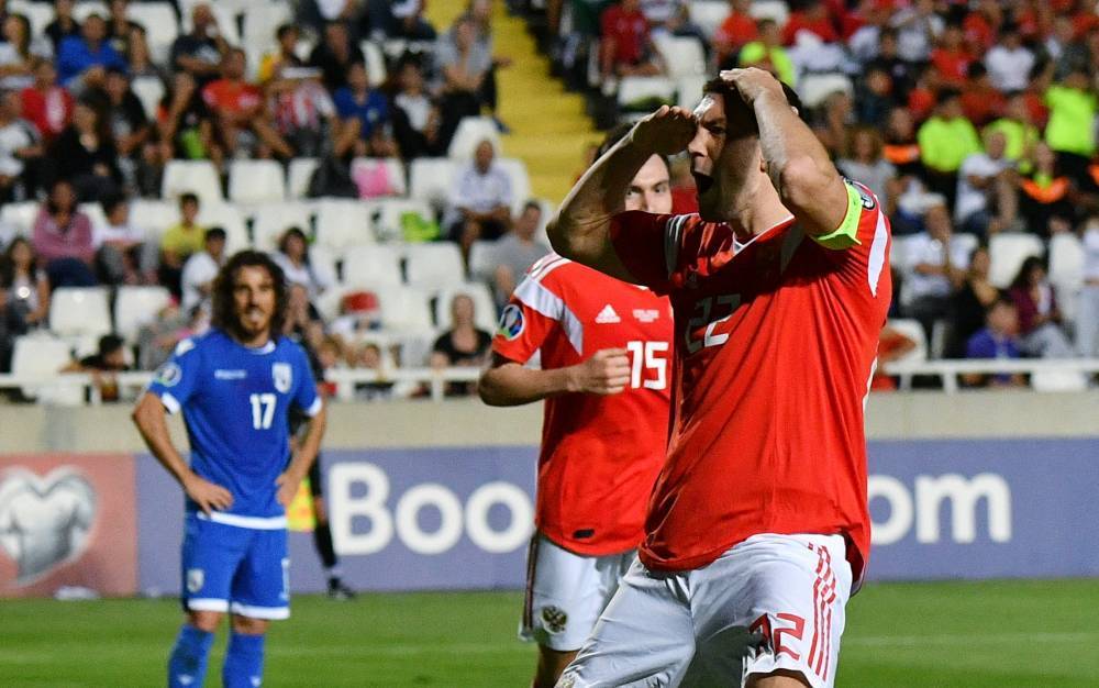 Дзюба принес третий гол России в матче с Кипром