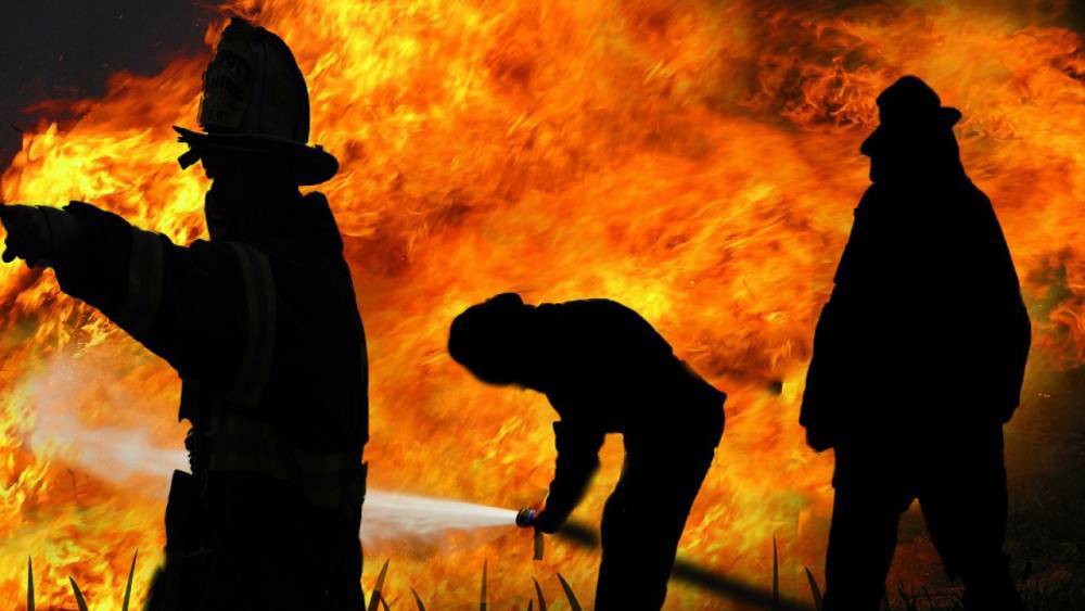 В Ульяновке пожарные за час потушили горящий частный дом
