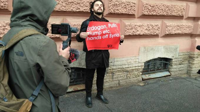 У турецкого консульства в Петербурге задержали пикетчика