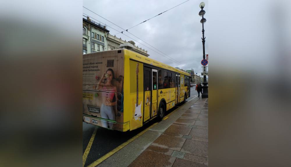 Пассажиры остановившегося на «Гостинке» автобуса возмутились отказом возвратить деньги