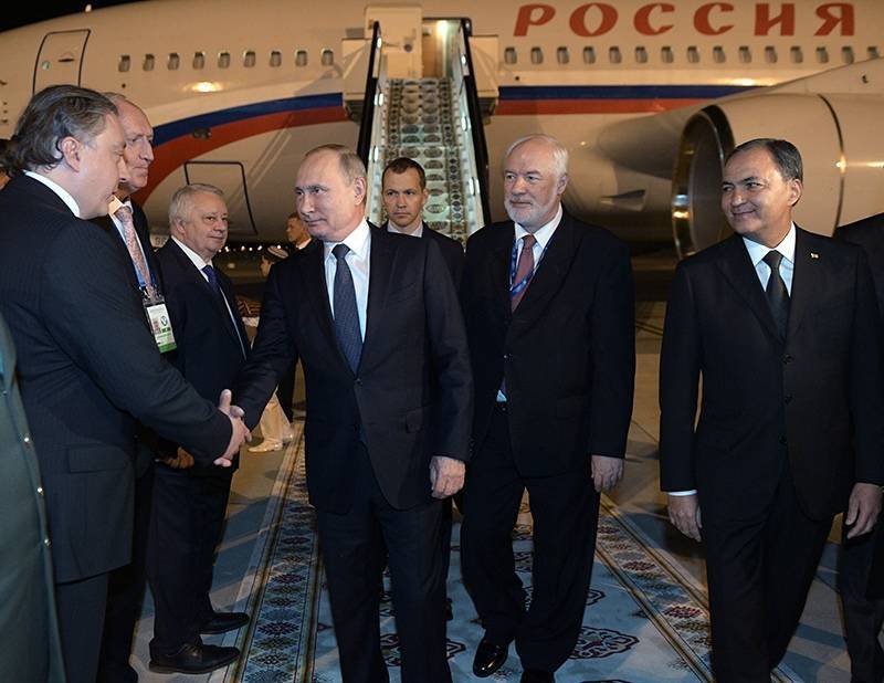 Путина встретили цветами в Туркмении