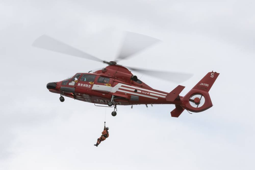 Пенсионерка, выпавшая из вертолета в Японии, умерла в больнице