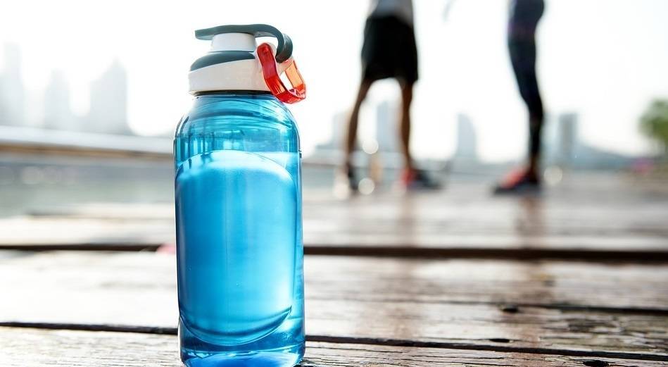 Ученые рассказали про опасность использования бутылочек для воды
