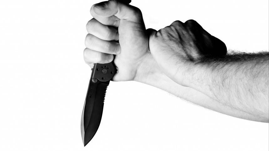 Видео зверского нападения с ножом на мужчину в Зеленограде (18+)