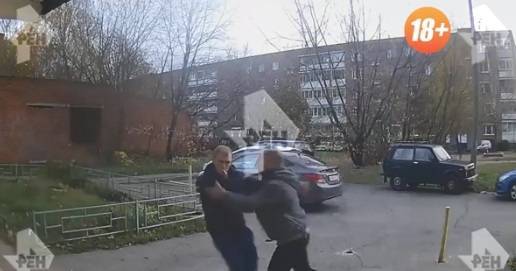 5 ударов ножом: видео нападения на мужчину у поста ДПС в Зеленограде