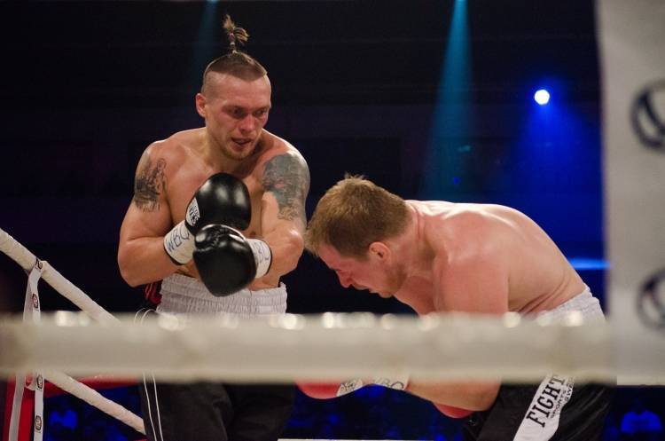 Александр Усик победил Уизерспуна в дебютном бою в супертяжелом весе