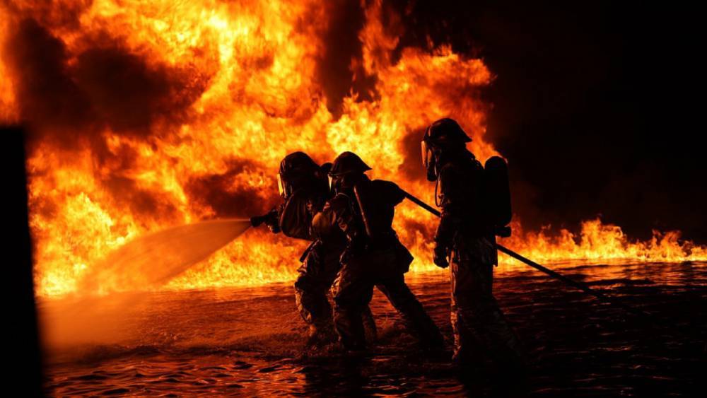 Ночью горели два дома в Псковской области