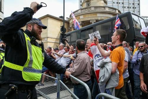 Митинг в Лондоне разгоняла конная полиция, но в «полицейской жестокости» обвиняют Россию